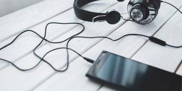 Nhiều người trẻ có nguy cơ điếc vì thói quen này