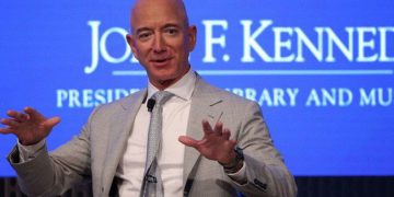 Tỷ phú giàu nhất thế giới tiết lộ lý do rót tiền vào ngành vũ trụ