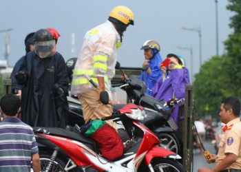 Toàn cảnh đường Phạm Văn Đồng trong trận mưa “lịch sử”