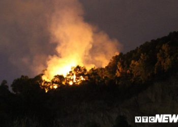 Giữa đêm, hàng trăm người leo lên đỉnh núi dập tắt đám cháy rừng ở Đà Nẵng