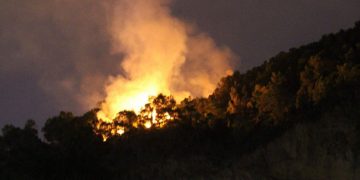 Giữa đêm, hàng trăm người leo lên đỉnh núi dập tắt đám cháy rừng ở Đà Nẵng