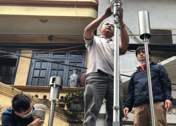 Đo chất lượng không khí xung quanh khu “bão lửa” Rạng Đông