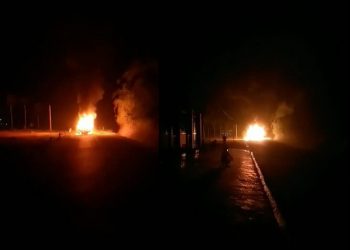 Đang chạy trên đường, xe bán tải bốc cháy dữ dội