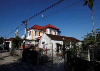 Reuters: Vì sao có những người Việt bán nhà, bán đất để “đi Tây”?