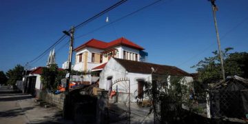 Reuters: Vì sao có những người Việt bán nhà, bán đất để “đi Tây”?