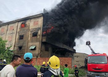 Cháy dữ dội xưởng mút xốp vùng ven TP.HCM