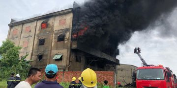 Cháy dữ dội xưởng mút xốp vùng ven TP.HCM