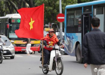 Cổ động viên Việt Nam “nhuộm đỏ” phố phường Thủ đô trước giờ bóng lăn