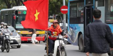 Cổ động viên Việt Nam “nhuộm đỏ” phố phường Thủ đô trước giờ bóng lăn