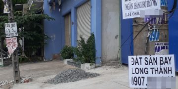 Hoa mắt với cung đường tờ dán, tờ rơi rao bán BĐS tại Long Thành (Đồng Nai)