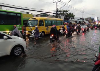 Đường phố cửa ngõ phía Tây TPHCM lại biến thành… ‘sông’