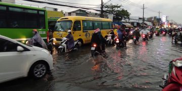 Đường phố cửa ngõ phía Tây TPHCM lại biến thành… ‘sông’