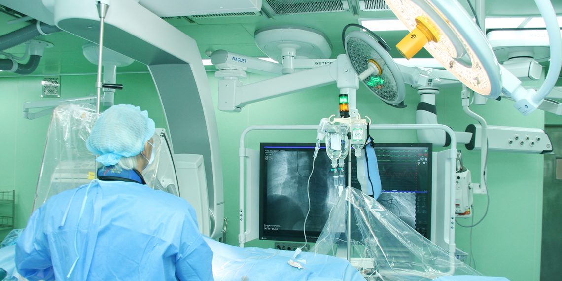 LÊN CƠN NHỒI MÁU CƠ TIM CẤP, NGƯỜI ĐÀN ÔNG NGẤT, NGÃ XE GIỮA ĐƯỜNG