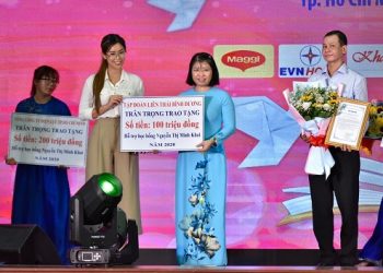 Tiên Nguyễn đại diện tập đoàn IPP trao học bổng Nguyễn Thị Minh Khai