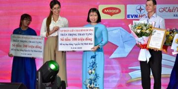 Tiên Nguyễn đại diện tập đoàn IPP trao học bổng Nguyễn Thị Minh Khai