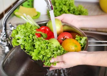 Mẹo loại bỏ thuốc trừ sâu trong rau, củ, quả