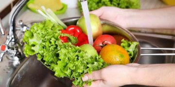 Mẹo loại bỏ thuốc trừ sâu trong rau, củ, quả