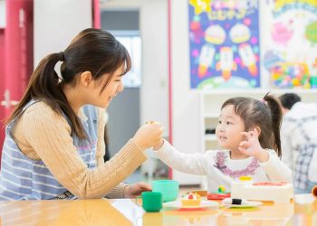 Mẹ Việt nuôi con và cuộc đua cân nặng phù phiếm