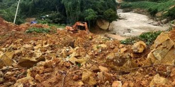 Công nhân chia từng gói mì tôm, cõng nhau vượt rừng thoát khỏi Rào Trăng 3