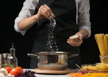 Mẹo ăn giảm muối người Việt nào cũng cần biết để không rước bệnh vào người