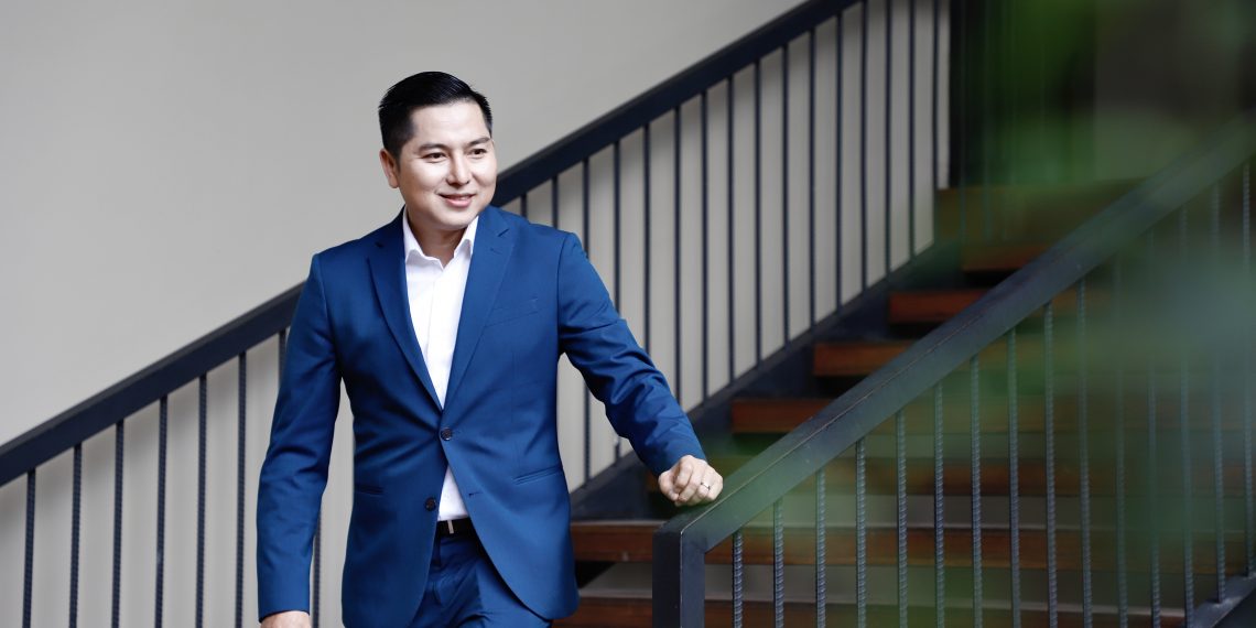 Biên tập viên Tuấn Duy rủ Á Hậu Nguyễn Thị Loan đến chúc mừng MC, nhà báo Tấn Tài