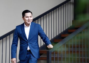 Biên tập viên Tuấn Duy rủ Á Hậu Nguyễn Thị Loan đến chúc mừng MC, nhà báo Tấn Tài