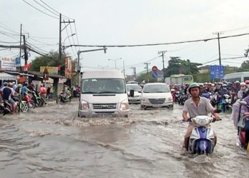TPHCM: Mưa lớn, nhiều nơi bị ngập