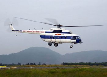 Trực thăng Mi17 thả lương thực cứu hàng ngàn người dân Phước Sơn đang bị cô lập