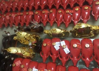 Triệt phá cơ sở sản xuất rượu giả nhãn mác nước ngoài ở Hà Nội