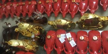 Triệt phá cơ sở sản xuất rượu giả nhãn mác nước ngoài ở Hà Nội