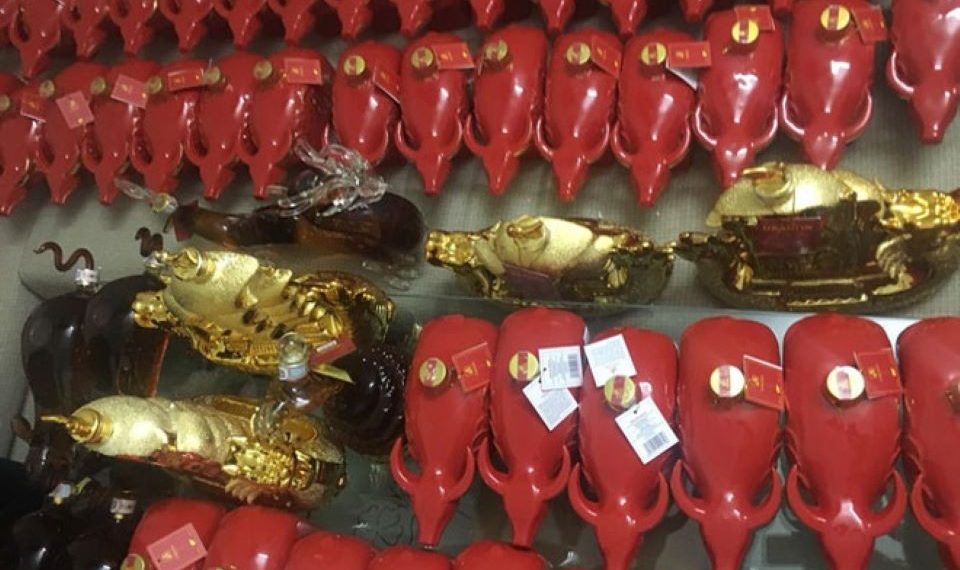 Triệt phá cơ sở sản xuất rượu giả nhãn mác nước ngoài ở Hà Nội