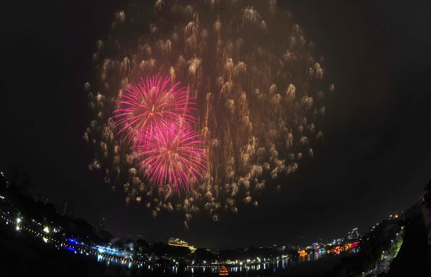 Hà Nội chào năm mới 2021 trong giá rét