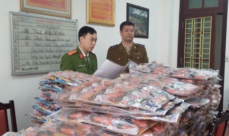 Gần 2.000 khẩu súng đồ chơi và thực phẩm không rõ nguồn gốc bị bắt giữ