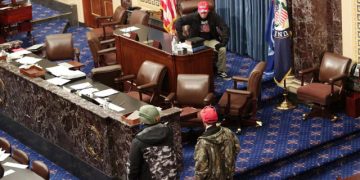 Người biểu tình ủng hộ ông Trump tràn vào tòa nhà Quốc hội Mỹ, đã có thương vong