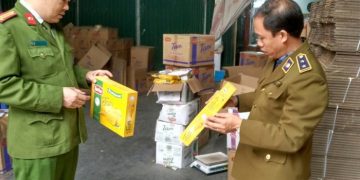 Bắt quả tang “gia hạn sử dụng” bánh quy “Torku Tam” hết date