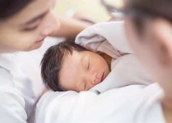 Nữ sinh lớp 7 tự sinh con trong phòng tắm