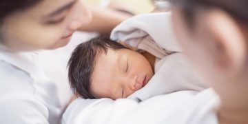 Nữ sinh lớp 7 tự sinh con trong phòng tắm