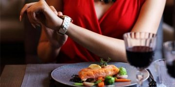 Tại sao người tiểu đường nên ăn tối đúng giờ?