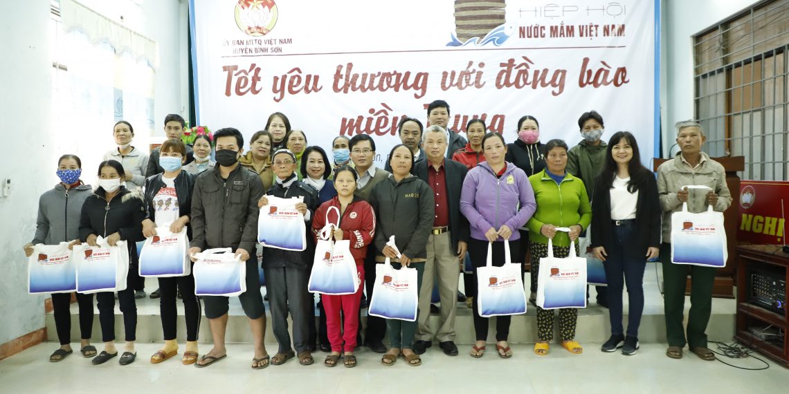 HIỆP HỘI NƯỚC MẮM VIỆT NAM ĐẾN THĂM, TẶNG QUÀ BÀ CON TỈNH QUẢNG NGÃI