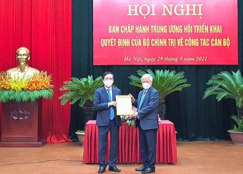 Triển khai quyết định của Bộ Chính trị về công tác cán bộ