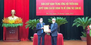 Triển khai quyết định của Bộ Chính trị về công tác cán bộ
