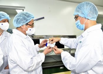 Thủ tướng Phạm Minh Chính: Chậm nhất tháng 6/2022, phải có vaccine COVID-19 sản xuất trong nước