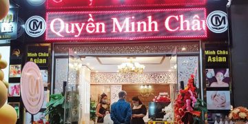 Hơn 30 người đến từ nhiều tỉnh thành tụ tập khai trương thẩm mỹ viện