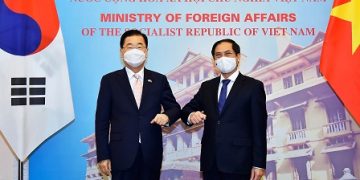 Bộ trưởng Ngoại giao Bùi Thành Sơn hội đàm với Bộ trưởng Ngoại giao Hàn Quốc