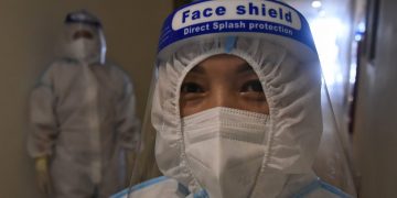 Đôi mắt hằn đỏ sau những ngày canh triệu chứng của F0 ở TP.HCM