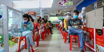 Siêu thị TP.HCM bớt quá tải nhờ phát phiếu hẹn giờ