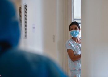 Vì sao Việt Nam cách ly F0 tại nhà thận trọng hơn các nước?