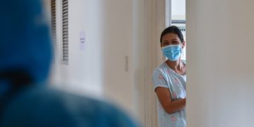 Vì sao Việt Nam cách ly F0 tại nhà thận trọng hơn các nước?