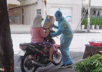 Biệt đội bà bầu nấu cơm tặng shipper giữa dịch Covid-19 ở TP.HCM