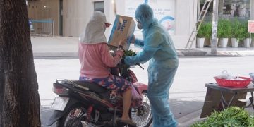 Biệt đội bà bầu nấu cơm tặng shipper giữa dịch Covid-19 ở TP.HCM